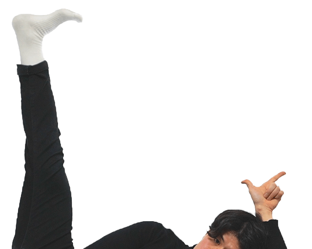 寝転び指を差すゆいと本人